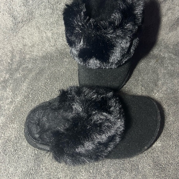 Crocs Black Wool Faux Fur Fuzzy Cozy Indoor Outdoor Clogs Slippers, Size 6, NEW! - Picture 2 of 7